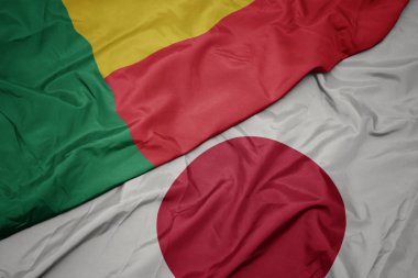 japonya ve benin ulusal bayrağı renkli bayrak sallayarak.