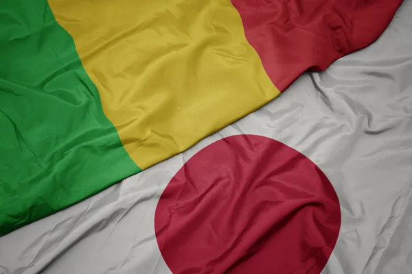 Acenando bandeira colorida do japão e bandeira nacional do mali . — Fotografia de Stock
