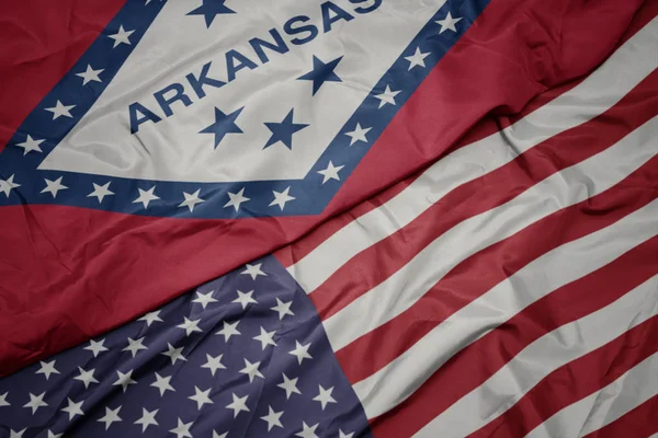 Ondeando colorida bandera de estados unidos de América y bandera del estado de Arkansas . — Foto de Stock