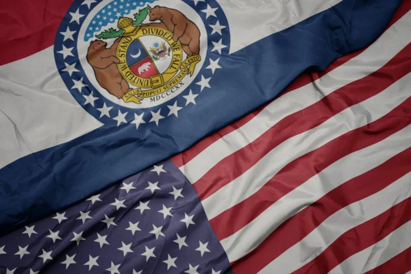 Ondeando colorida bandera de los estados unidos de América y la bandera de Missouri . — Foto de Stock