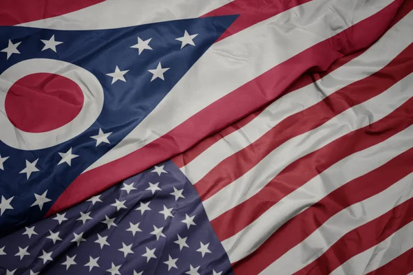Mávající barevná Vlajka Spojených států amerických a vlajka Ohiu. — Stock fotografie