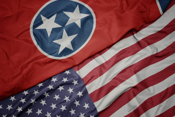 Zwaaiende kleurrijke vlag van de Verenigde Staten van Amerika en vlag van Tennessee State. — Stockfoto
