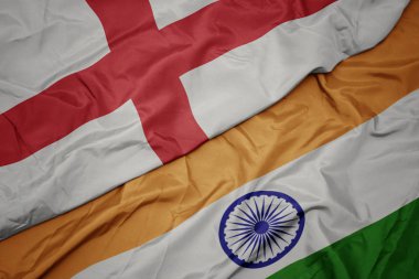 hindistan ve İngiltere ulusal bayrağı renkli bayrak sallayarak.