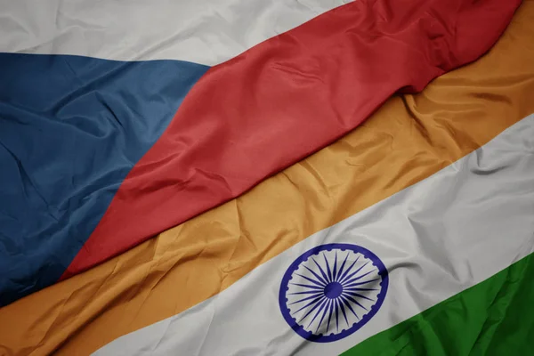Agitant drapeau coloré de l'Inde et drapeau national de la République tchèque . — Photo