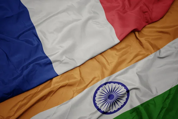 Agitant drapeau coloré de l'Inde et drapeau national de la France . — Photo