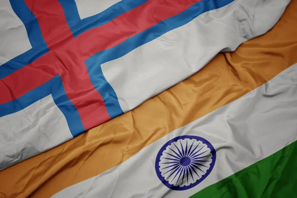 Agitant drapeau coloré de l'Inde et drapeau national des îles Féroé . — Photo