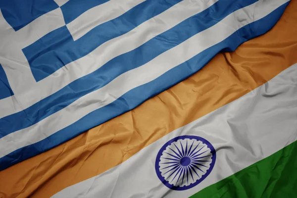Agitant drapeau coloré de l'Inde et drapeau national de la Grèce . — Photo