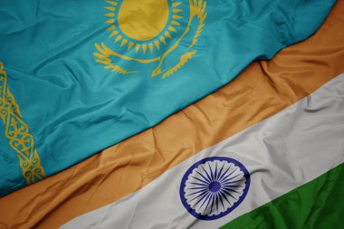 hindistan ve kazakistan ulusal bayrağı renkli bayrak sallayarak.