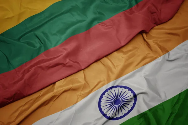 Agitant drapeau coloré de l'Inde et drapeau national de la lithuanie . — Photo