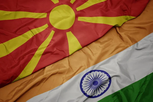 Розмахуючи барвистий прапор Індії та державного прапора Македонії. — стокове фото