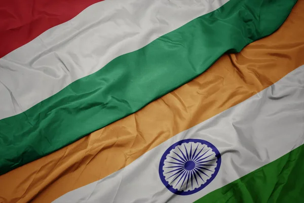 Schwenken bunte Flagge Indiens und Nationalflagge Ungarns. — Stockfoto