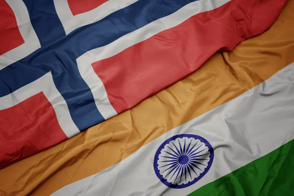 Agitant drapeau coloré de l'Inde et drapeau national de norway . — Photo