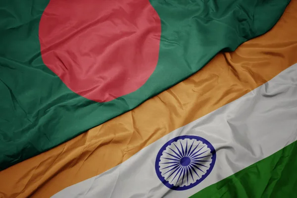 Falujące kolorowe flagi Indii i flagi narodowej Bangladeszu. — Zdjęcie stockowe