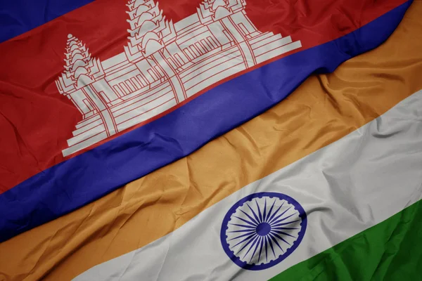 Acenando bandeira colorida da Índia e bandeira nacional da cambodia . — Fotografia de Stock