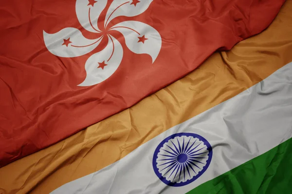 Hindistan ve hong kong ulusal bayrağı renkli bayrak sallayarak. — Stok fotoğraf