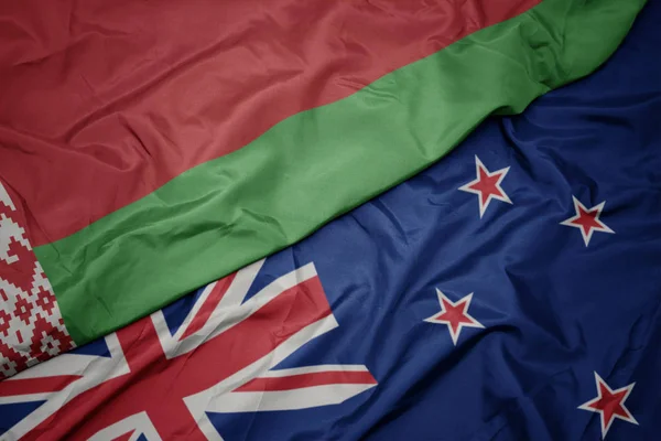 ニュージーランドのカラフルな旗とベラルーシの国旗を振る. — ストック写真