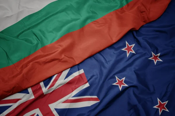 ニュージーランドのカラフルな旗とブルガリアの国旗を振る. — ストック写真