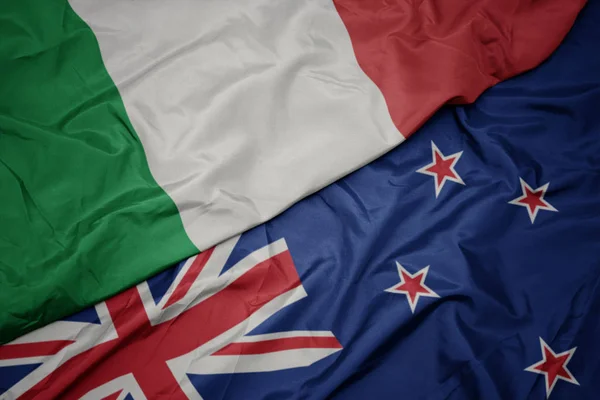 Yeni Zelanda ve İtalya ulusal bayrağı renkli bayrak sallayarak. — Stok fotoğraf