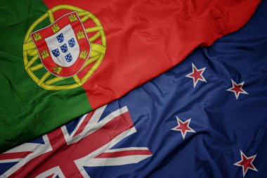 yeni zelanda ve portekiz ulusal bayrağı renkli bayrak sallayarak.