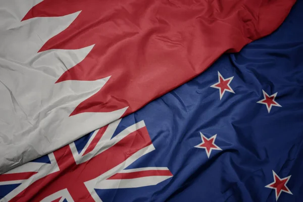 Integetett színes zászlója Új-Zéland és a nemzeti lobogó Bahrein. — Stock Fotó