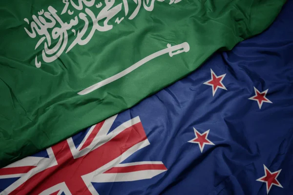 Махаючи барвистим прапором нової Зеландії та національним прапором Саудівської Аравії . — стокове фото