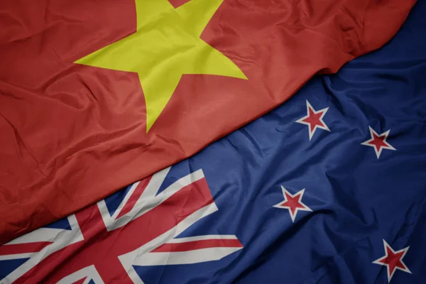 ニュージーランドのカラフルな旗とベトナムの国旗を振る. — ストック写真