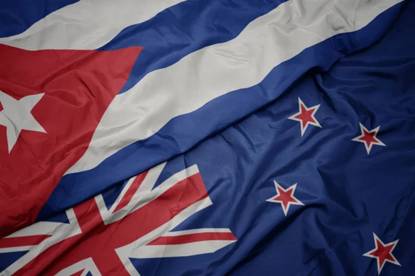 Ondeando colorida bandera de Nueva Zelanda y bandera nacional de Cuba . — Foto de Stock