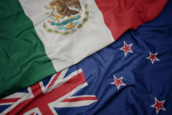 ニュージーランドのカラフルな旗とメキシコの国旗を振る. — ストック写真