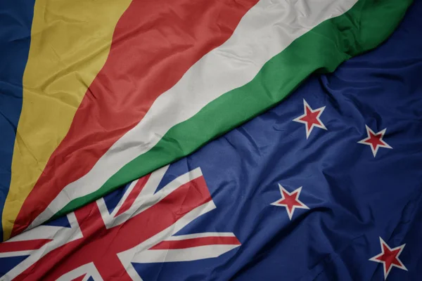 Acenando bandeira colorida de Nova Zelândia e bandeira nacional de Seychelles . — Fotografia de Stock