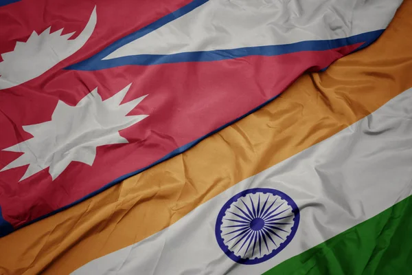 Размахивая красочным флагом Индии и национальным флагом Непала . — стоковое фото