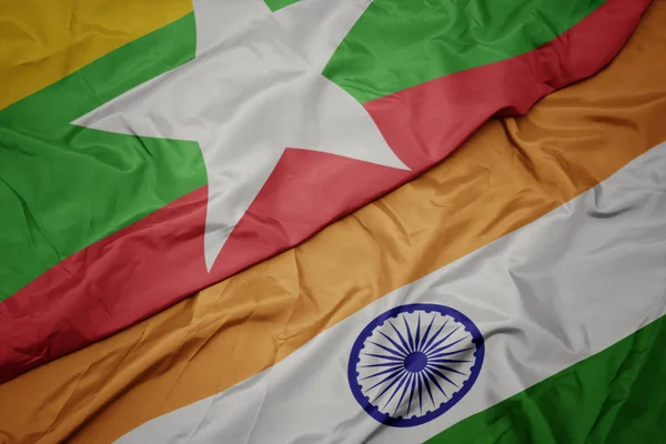 Ondeando colorida bandera de la India y bandera nacional de myanmar . — Foto de Stock