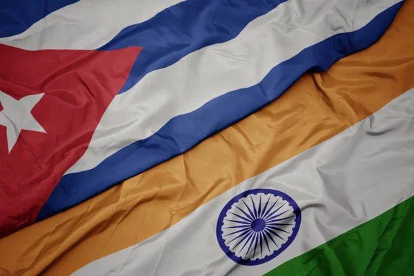 Agitant drapeau coloré de l'Inde et drapeau national de cuba . — Photo