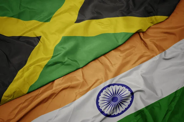 Agitant drapeau coloré de l'Inde et drapeau national de la Jamaïque . — Photo