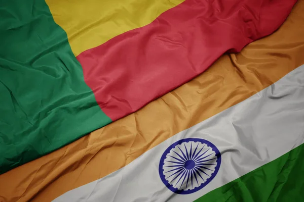 Agitant drapeau coloré de l'Inde et drapeau national du Bénin . — Photo
