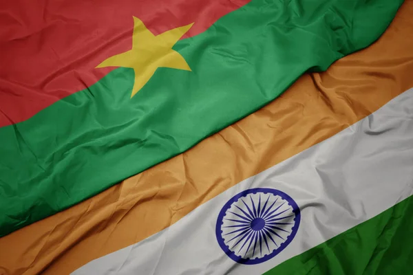 Ondeando colorida bandera de la India y bandera nacional de Burkina faso . — Foto de Stock