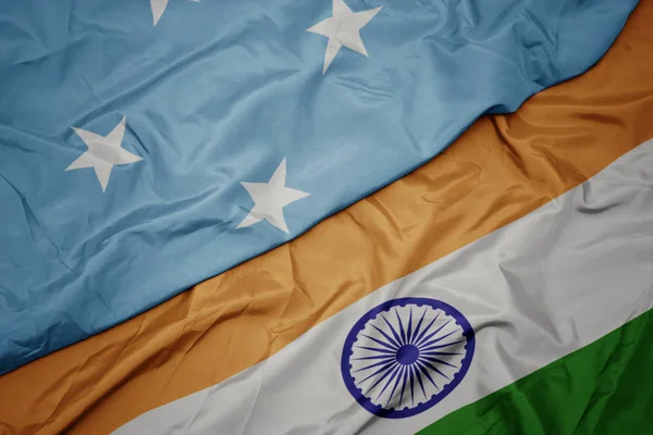 挥舞着五颜六色的印度国旗和密克罗尼西亚联邦国旗 ,. — 图库照片