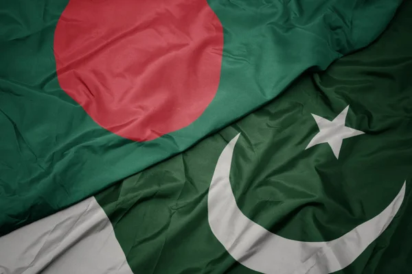 Integetett színes pakisztáni zászló és a nemzeti zászló Banglades. — Stock Fotó