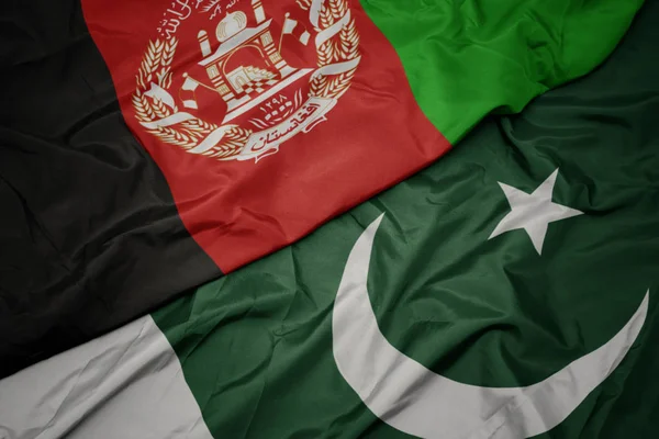 パキスタンのカラフルな旗とアフガニスタンの国旗を振る. — ストック写真
