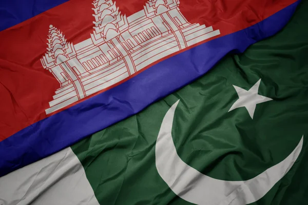 Ondeando colorida bandera de Pakistán y bandera nacional de Camboya . —  Fotos de Stock