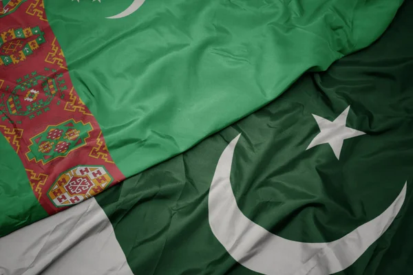 Ondeando colorida bandera de Pakistán y bandera nacional de Turquía . — Foto de Stock