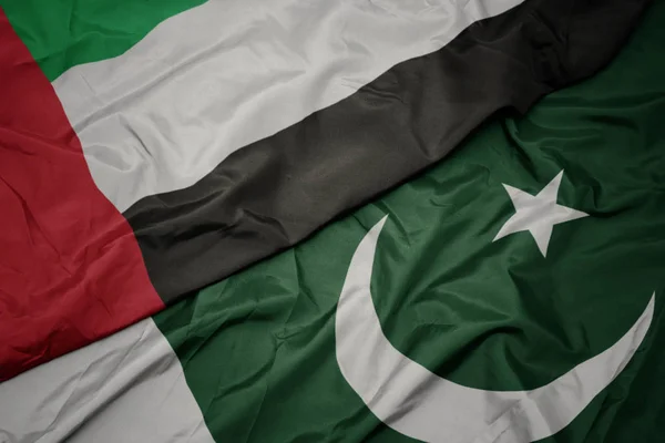 Sventolando bandiera colorata del pakistan e bandiera nazionale di emirati arabi uniti . — Foto Stock