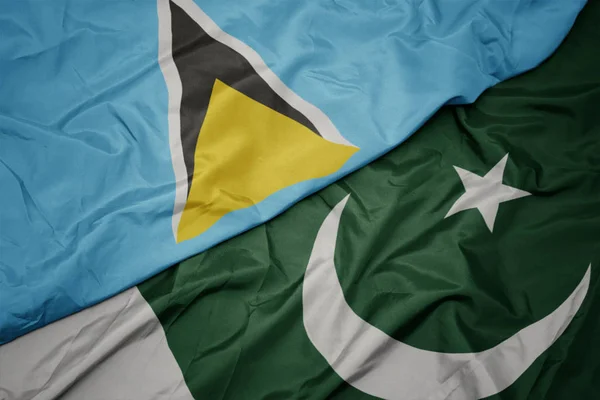 パキスタンのカラフルな旗と聖ルシアの国旗を振る. — ストック写真