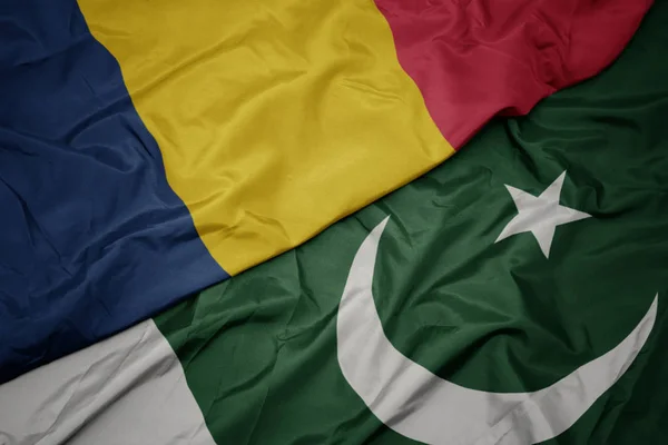 Ondeando colorida bandera de Pakistán y bandera nacional de Chad . — Foto de Stock