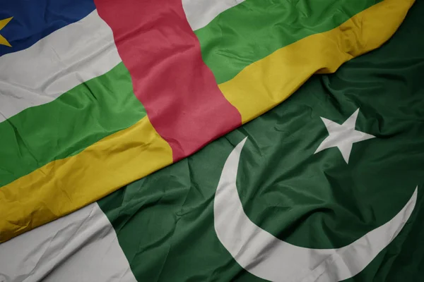 Ondeando colorida bandera de Pakistán y bandera nacional de la República Centroafricana . — Foto de Stock