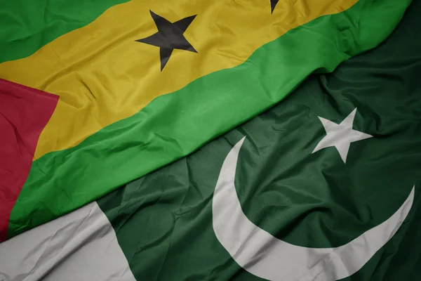 Ondeando colorida bandera de Pakistán y bandera nacional de sao tome y principe  ,. — Foto de Stock