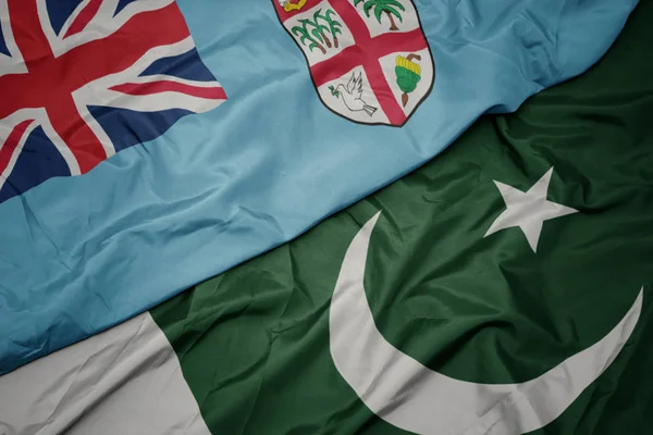 Acenando bandeira colorida do paquistão e bandeira nacional das Fiji  ,. — Fotografia de Stock
