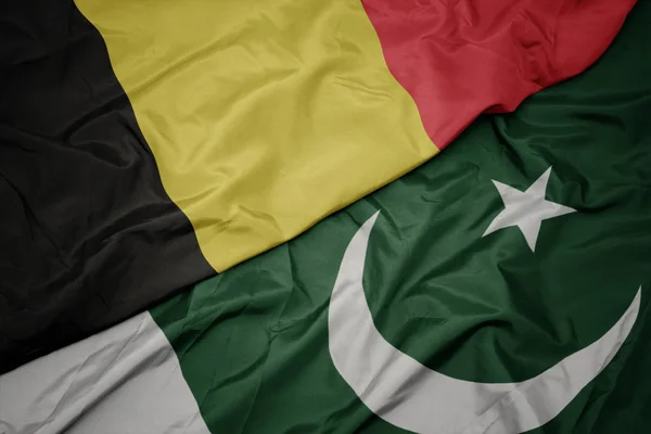 Ondeando colorida bandera de Pakistán y bandera nacional de Bélgica . — Foto de Stock