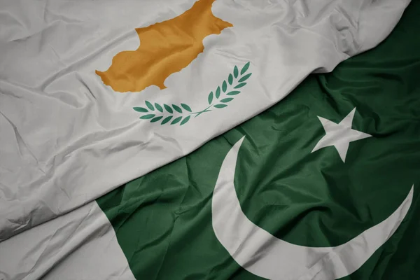 Schwenken bunte Flagge Pakistans und Nationalflagge Zyperns. — Stockfoto