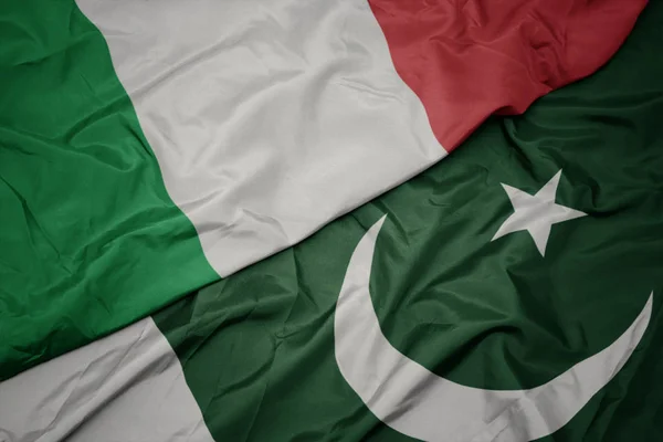 Agitant le drapeau coloré du pakistan et le drapeau national de l'Italie . — Photo