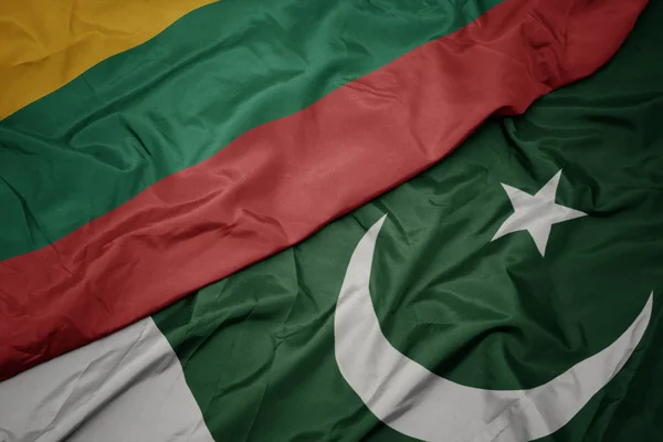 パキスタンのカラフルな旗とリトアニアの国旗を振る. — ストック写真